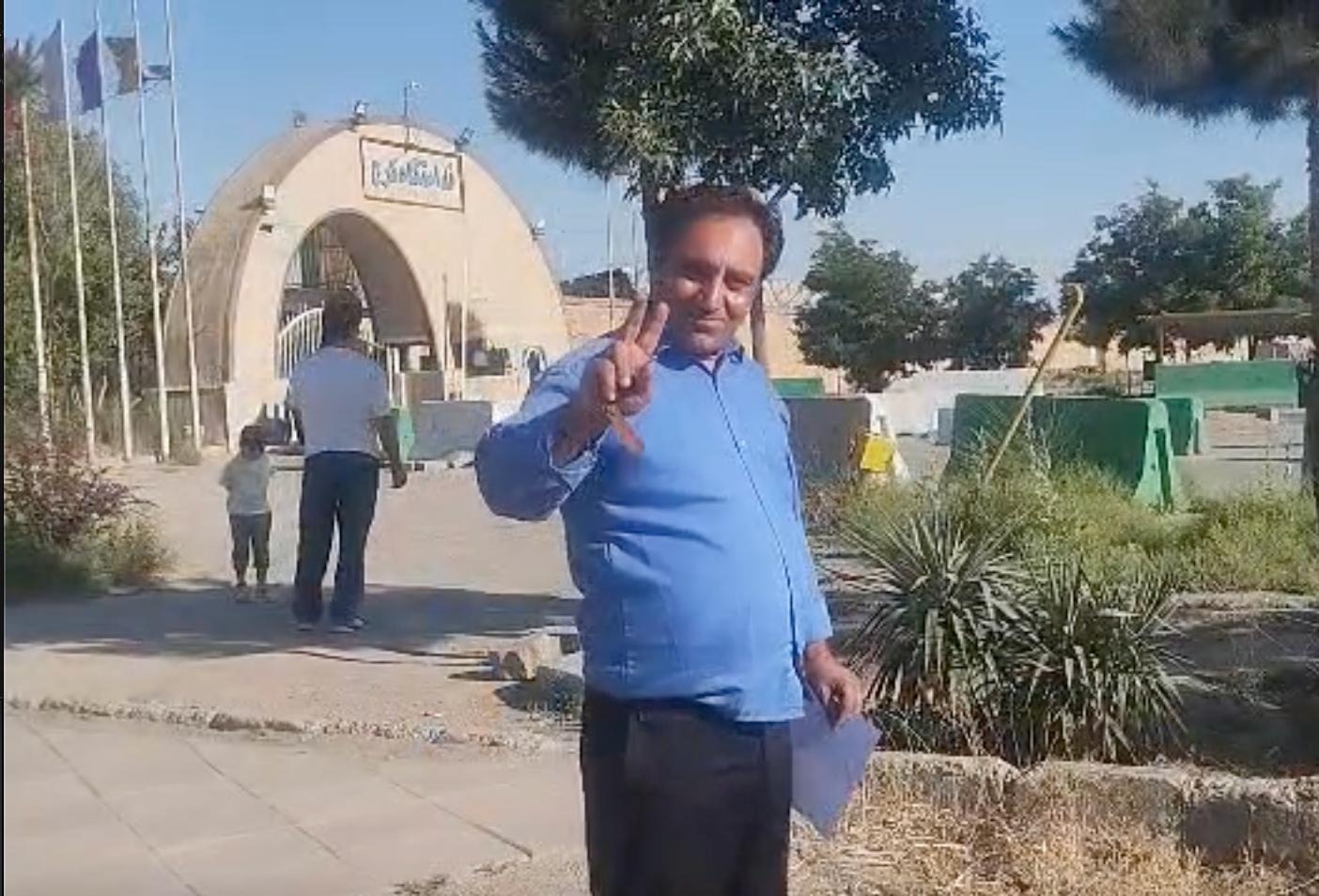 Sohrab Hasankhani flashing a victory sign before his transfer to Qezel Hesar Prison